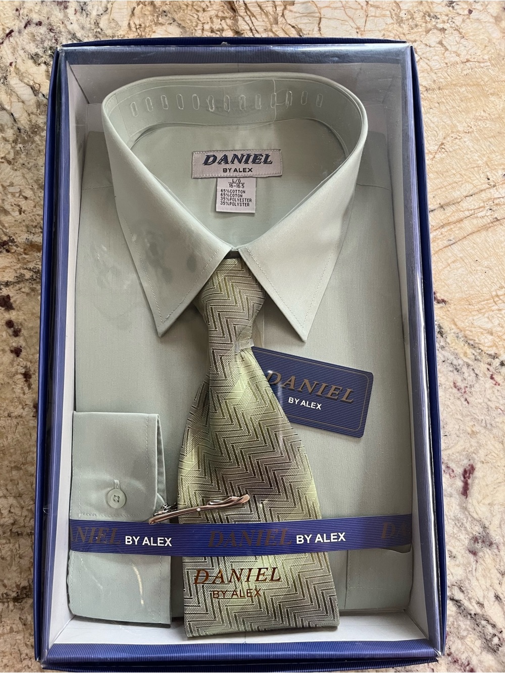 Men’s dress shirt and tie set with tie clip